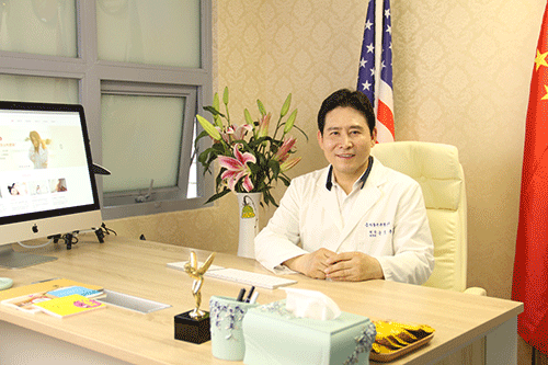 尹虎珠院長在深圳體驗接待中心辦公室