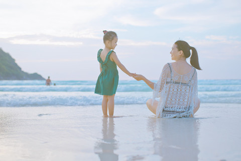 海邊的媽媽和女兒