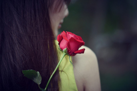 女孩背後的玫瑰